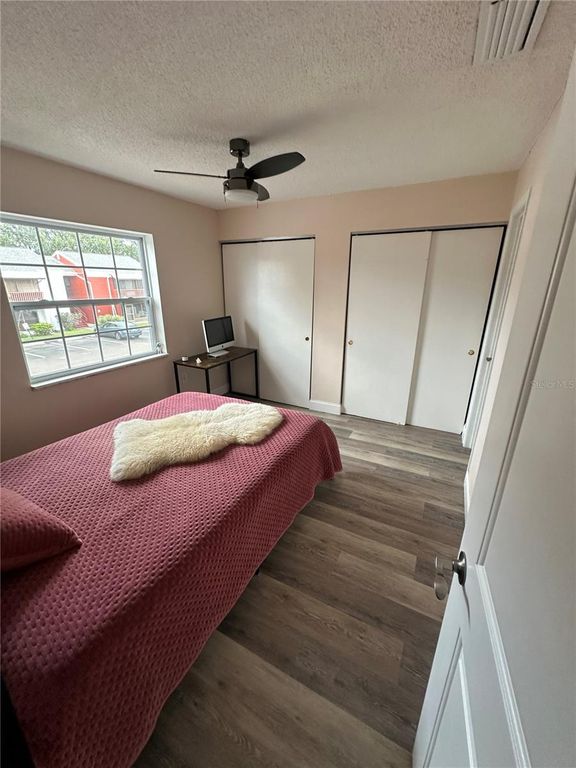 Image 12 of property listing at 1084 82ND TERRACE N 1084E, St Petersburg, FL 33702