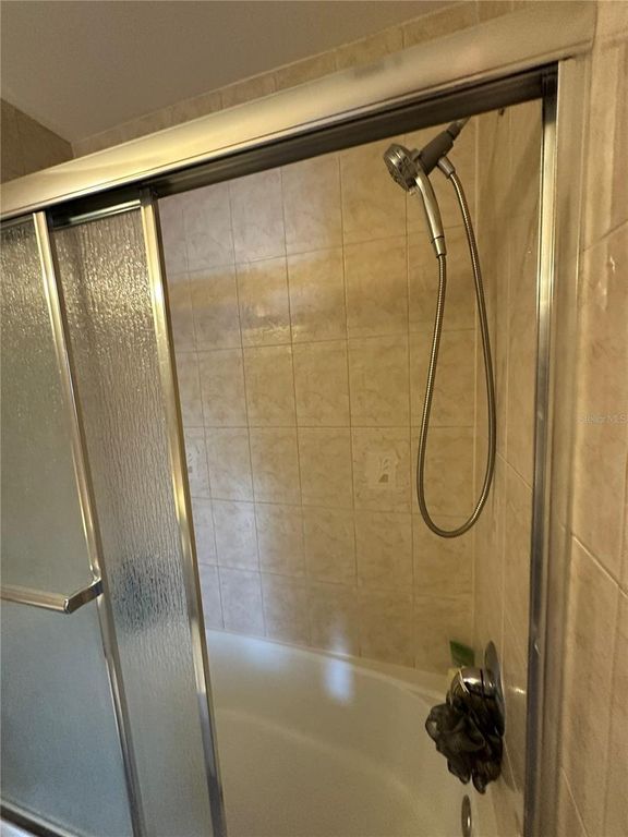 Image 17 of property listing at 1084 82ND TERRACE N 1084E, St Petersburg, FL 33702