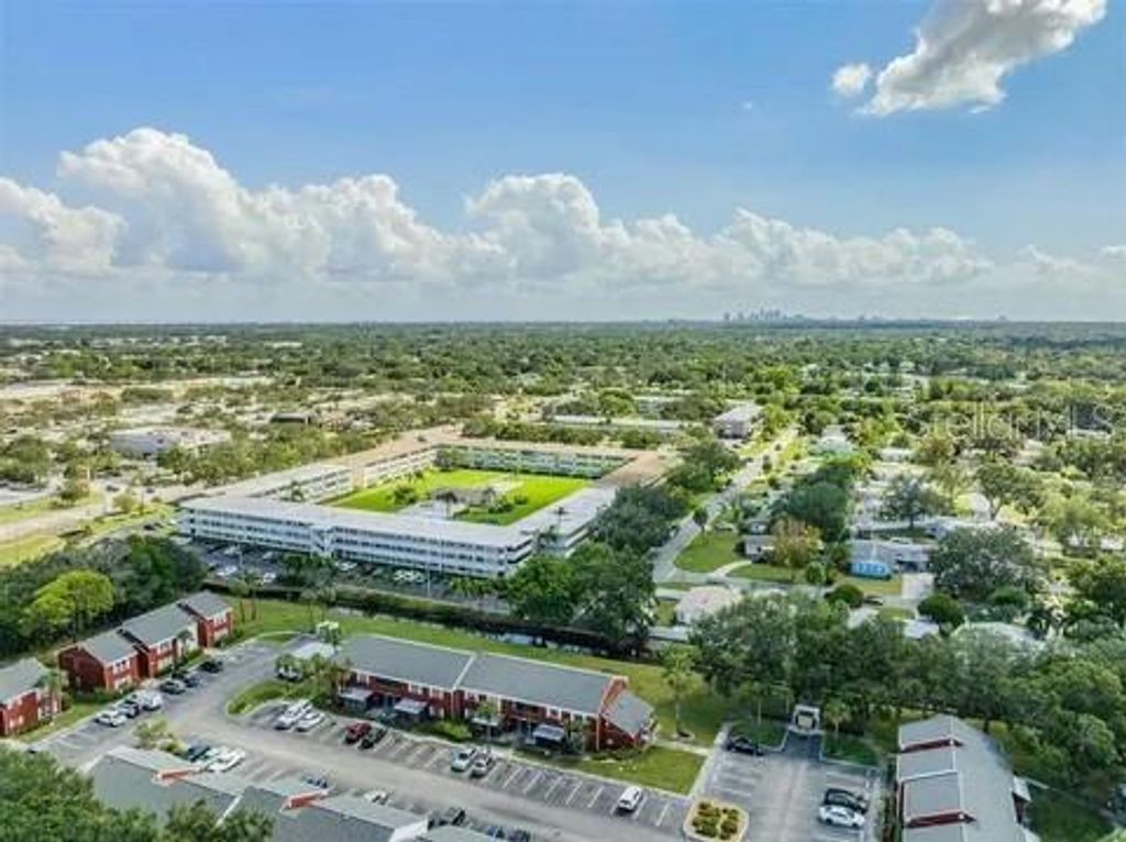 Image 19 of property listing at 1084 82ND TERRACE N 1084E, St Petersburg, FL 33702