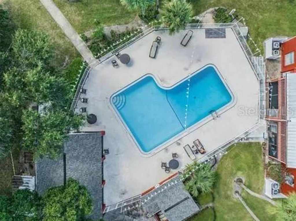 Image 20 of property listing at 1084 82ND TERRACE N 1084E, St Petersburg, FL 33702