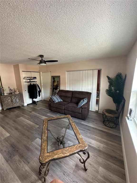 Image 6 of property listing at 1084 82ND TERRACE N 1084E, St Petersburg, FL 33702