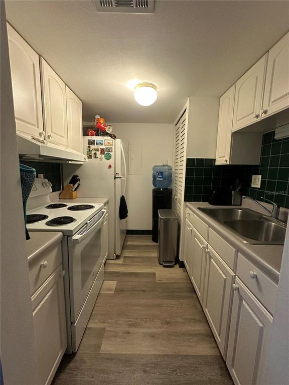 Image 8 of property listing at 1084 82ND TERRACE N 1084E, St Petersburg, FL 33702