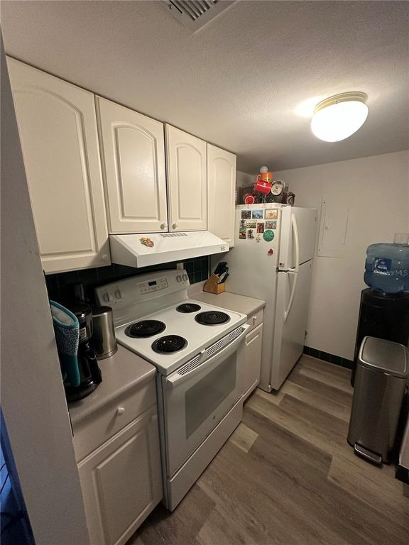 Image 9 of property listing at 1084 82ND TERRACE N 1084E, St Petersburg, FL 33702