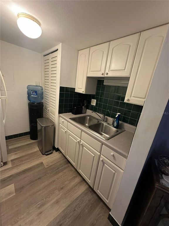 Image 10 of property listing at 1084 82ND TERRACE N 1084E, St Petersburg, FL 33702