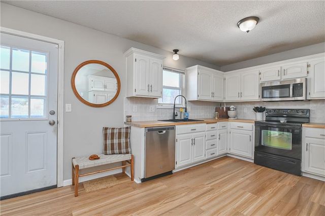 8006 S Church Road, Pleasant Valley, MO 64068