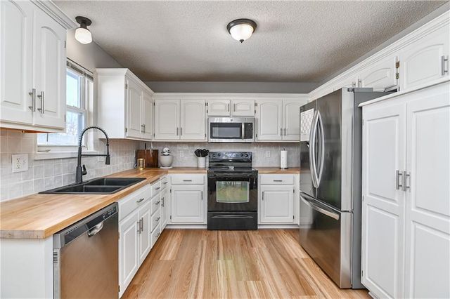 8006 S Church Road, Pleasant Valley, MO 64068