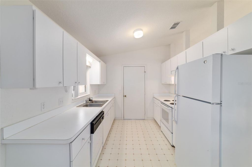 Image 9 of property listing at 10029 SW 62ND CIRCLE, Ocala, FL 34476