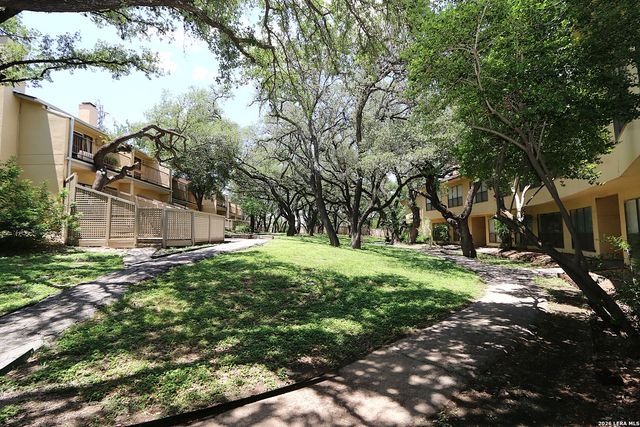 8642 Fredericksburg Rd Apt 406, San Antonio, TX 78240