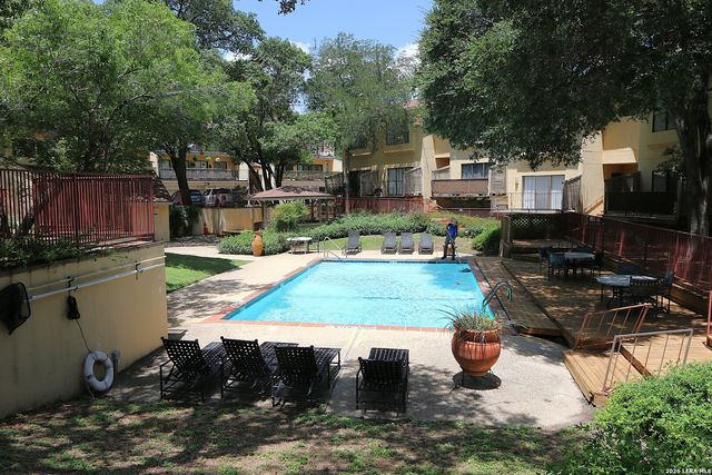 8642 Fredericksburg Rd Apt 406, San Antonio, TX 78240