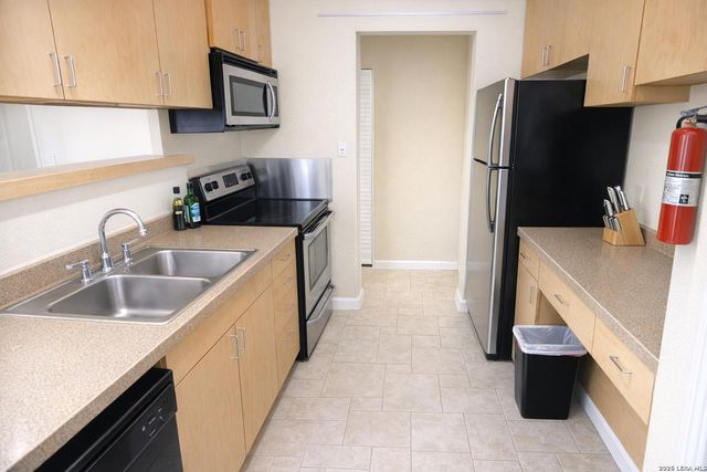 8642 Fredericksburg Rd Apt 406, San Antonio, TX 78240