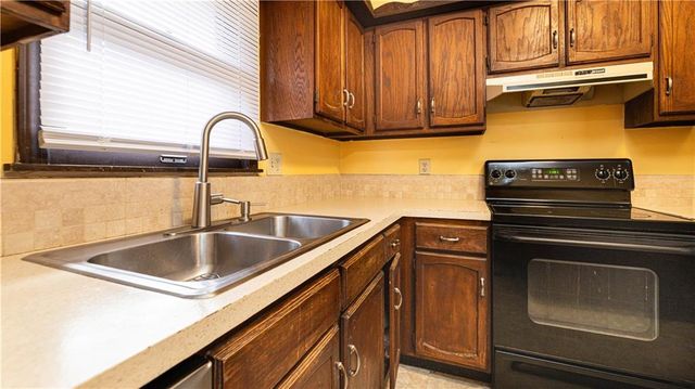 16600 E 29th Terrace S, Independence, MO 64055