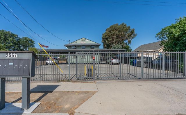 2567 S Rowell Avenue, Fresno, CA 93725