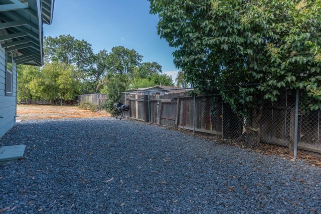2567 S Rowell Avenue, Fresno, CA 93725