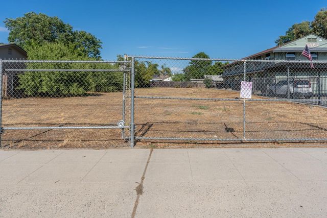 2567 S Rowell Avenue, Fresno, CA 93725