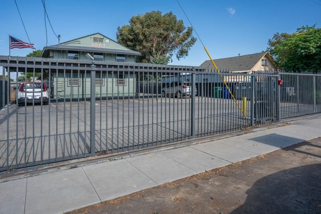 2567 S Rowell Avenue, Fresno, CA 93725