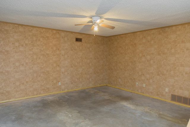 1311 Holiday Drive, Plainview, TX 79072