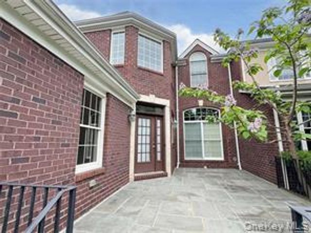 18 Wilkshire Circle, Manhasset, NY 11030