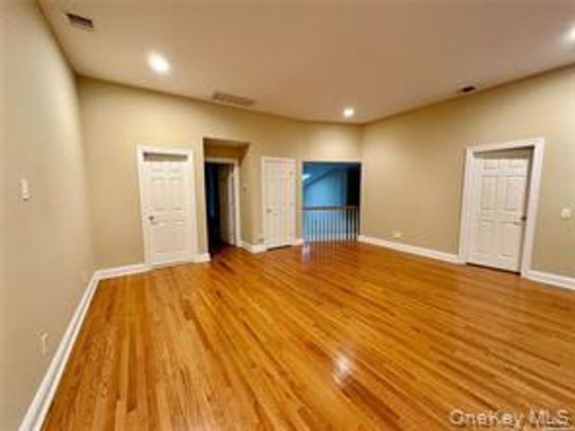 18 Wilkshire Circle, Manhasset, NY 11030