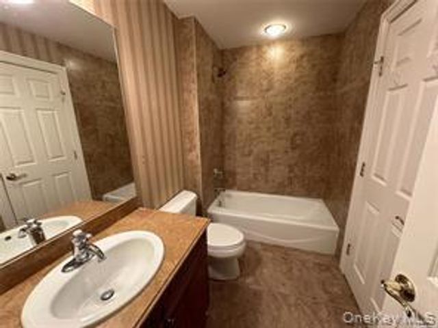 18 Wilkshire Circle, Manhasset, NY 11030