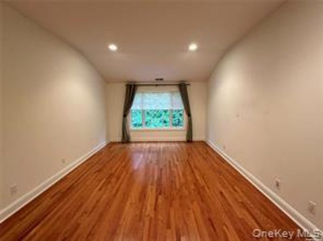 18 Wilkshire Circle, Manhasset, NY 11030