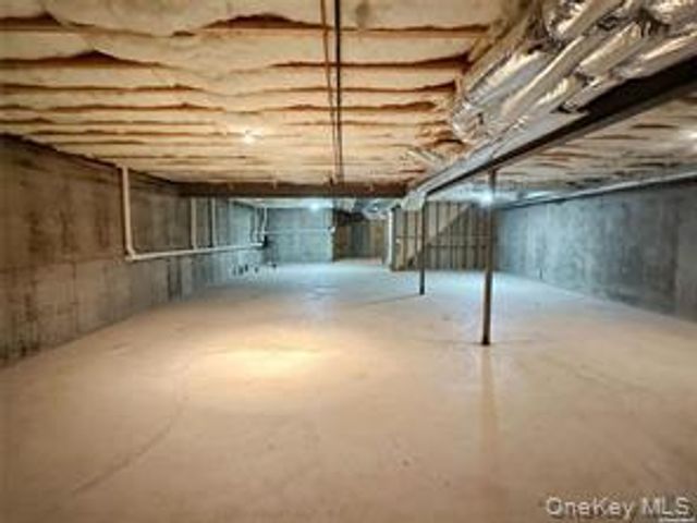 18 Wilkshire Circle, Manhasset, NY 11030