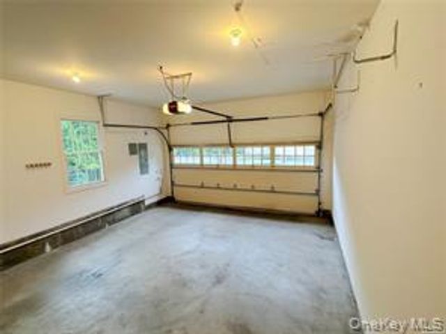18 Wilkshire Circle, Manhasset, NY 11030