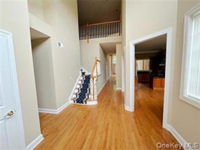 18 Wilkshire Circle, Manhasset, NY 11030