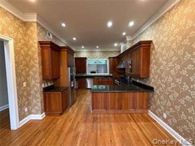 18 Wilkshire Circle, Manhasset, NY 11030