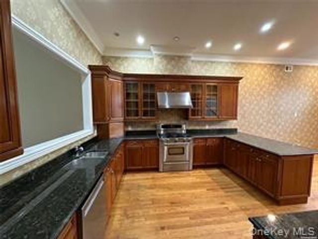 18 Wilkshire Circle, Manhasset, NY 11030