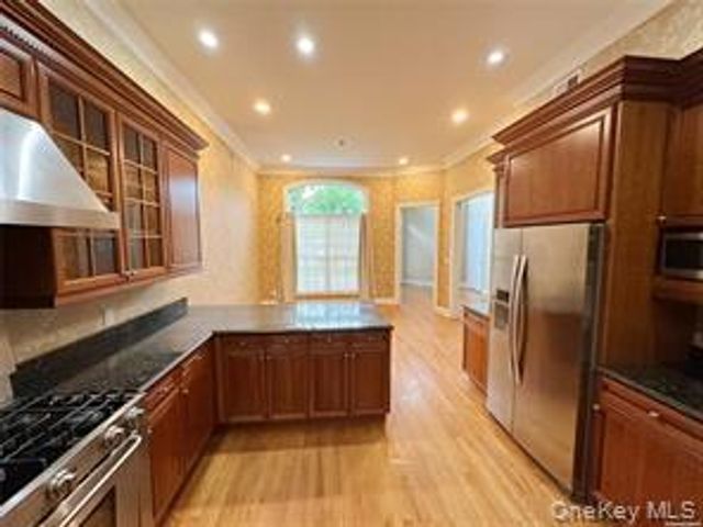 18 Wilkshire Circle, Manhasset, NY 11030