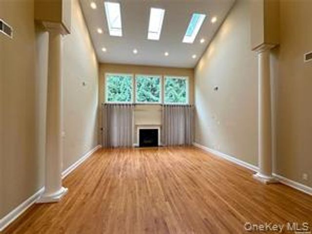 18 Wilkshire Circle, Manhasset, NY 11030