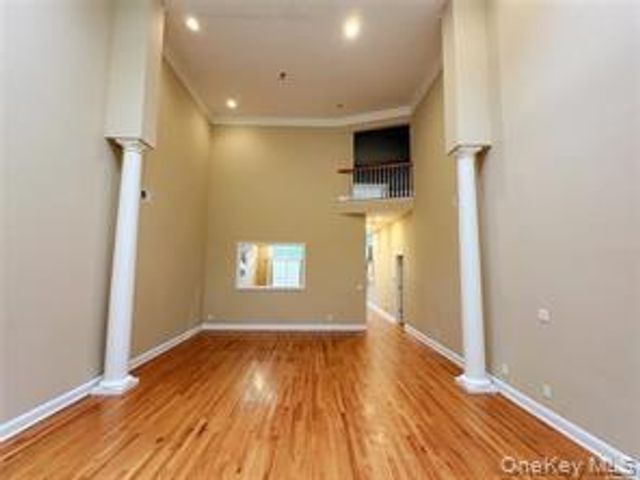18 Wilkshire Circle, Manhasset, NY 11030