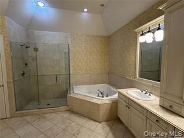18 Wilkshire Circle, Manhasset, NY 11030