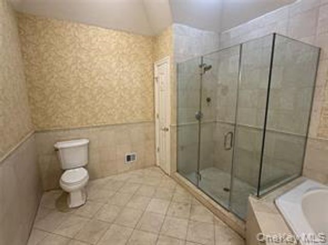 18 Wilkshire Circle, Manhasset, NY 11030