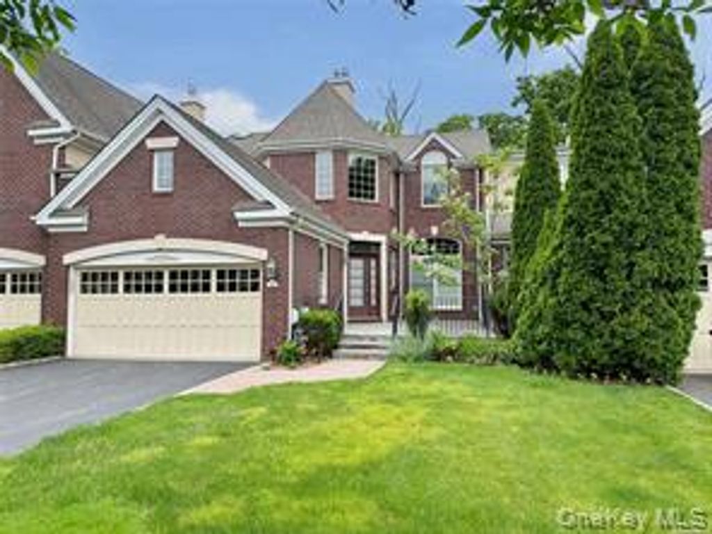 18 Wilkshire Circle, Manhasset, NY 11030