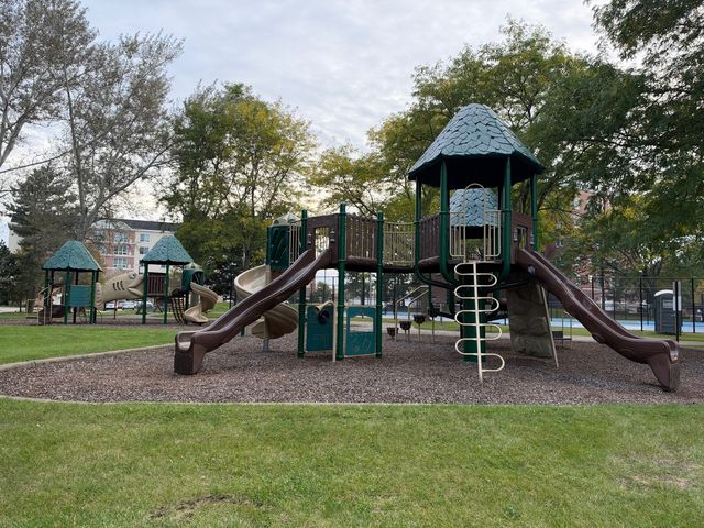 950 E Wilmette Road 121, Palatine, IL 60074
