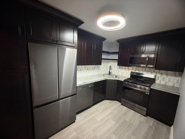 950 E Wilmette Road 121, Palatine, IL 60074