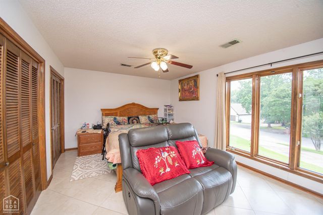 803 Lakeshore Drive E, Jonesboro, AR 72401