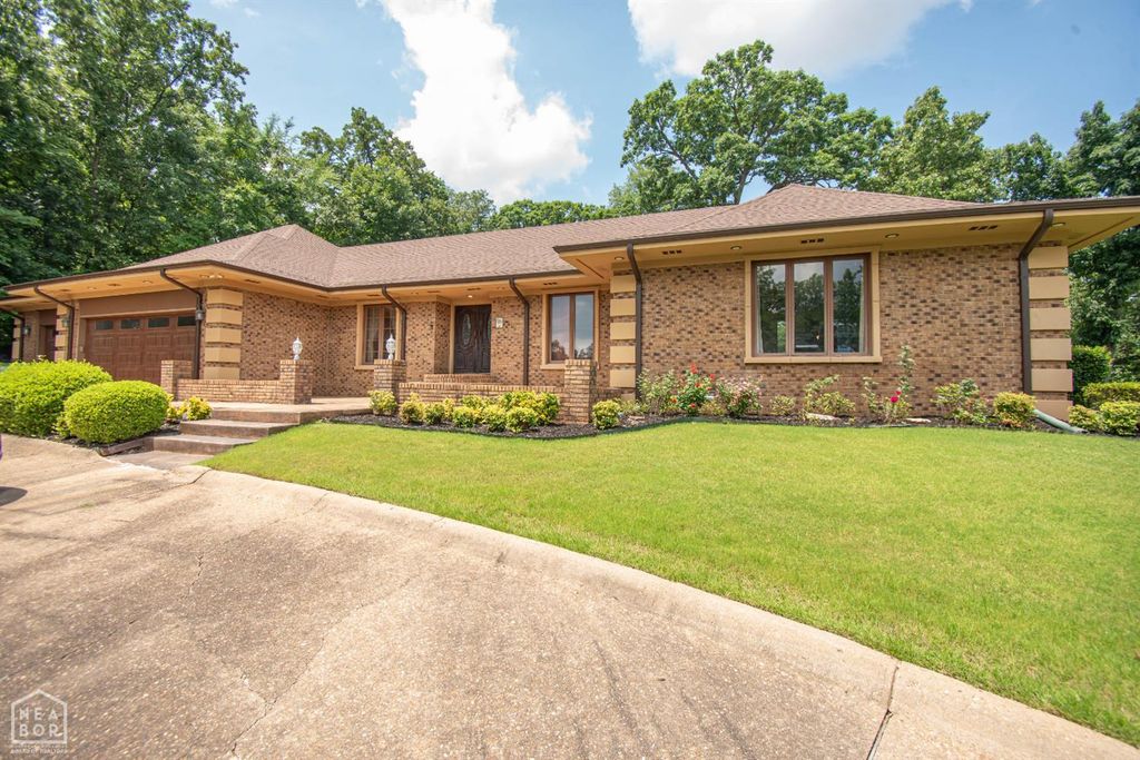 803 Lakeshore Drive E, Jonesboro, AR 72401
