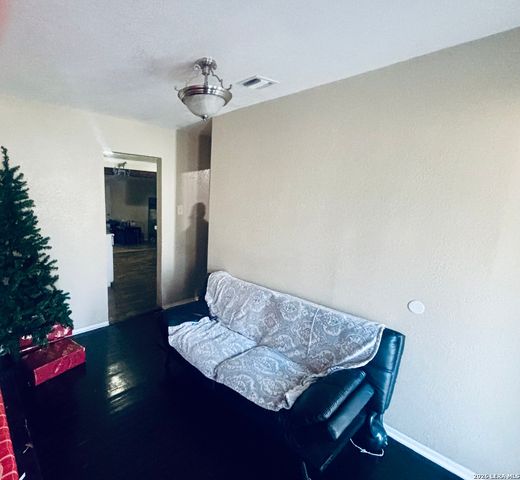 1923 Dahlgreen, San Antonio, TX 78237