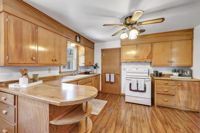 2032 Hillview DRIVE, Green Bay, WI 54302