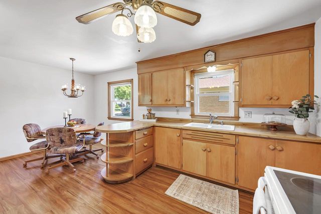 2032 Hillview DRIVE, Green Bay, WI 54302