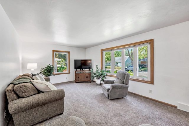 2032 Hillview DRIVE, Green Bay, WI 54302