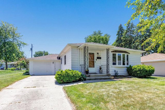 2032 Hillview DRIVE, Green Bay, WI 54302