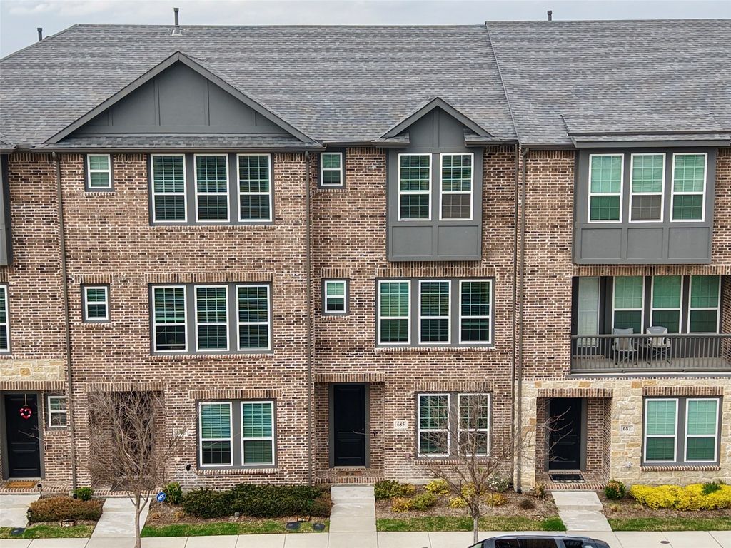 685 Vista Del Lago Drive, Lewisville, TX 75067