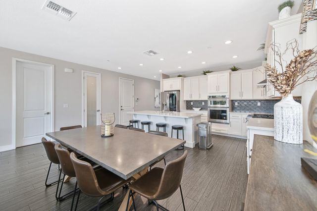 611 Willow Ridge Ct, Folsom, CA 95630