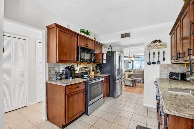3425 Via Poinciana 201, Lake Worth, FL 33467