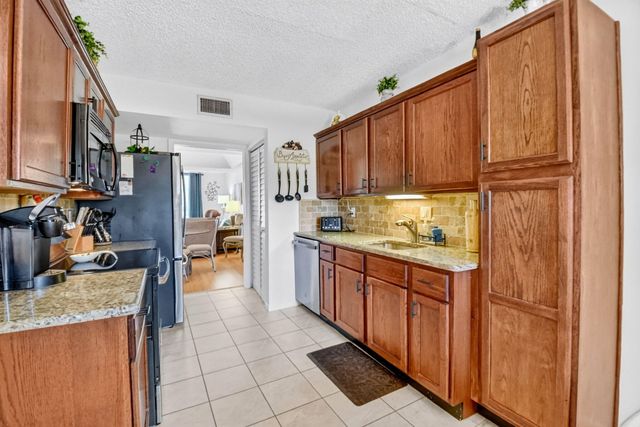 3425 Via Poinciana 201, Lake Worth, FL 33467