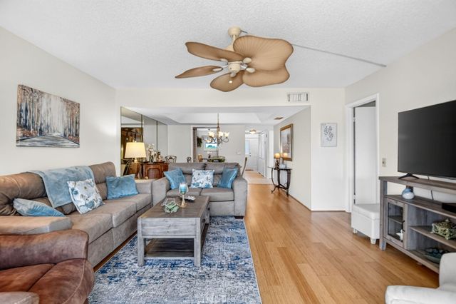 3425 Via Poinciana 201, Lake Worth, FL 33467