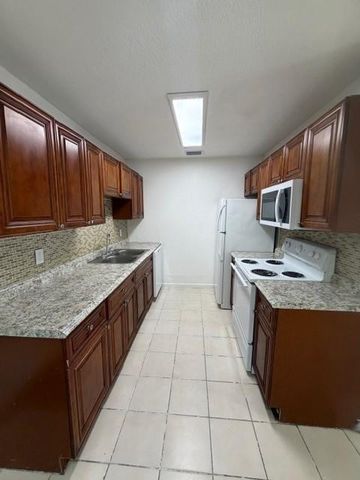 500 NW 8th Court, Boynton Beach, FL 33426